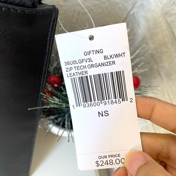 Michael Kors Gifting Zip Tech Organizer - Picture 4 of 7